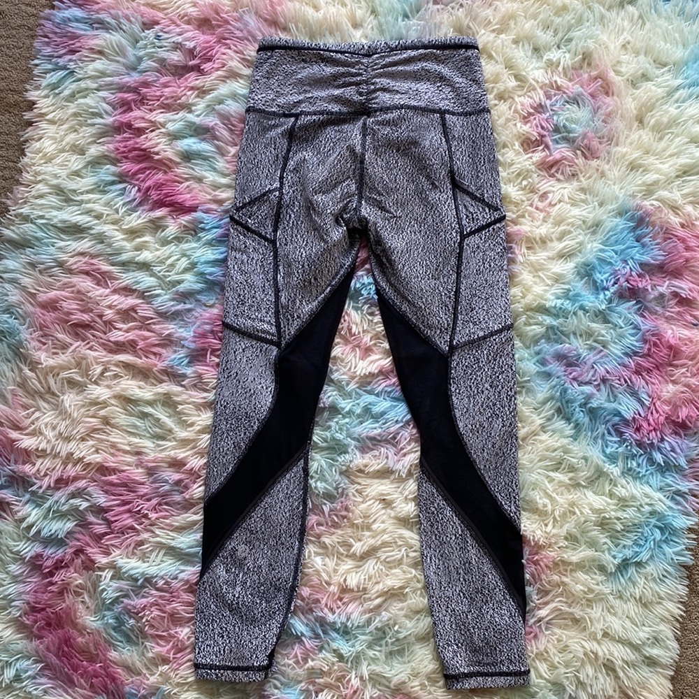 ✨Lululemon Athletica Outrun Tight Sz 4✨ - Picture 10 of 10